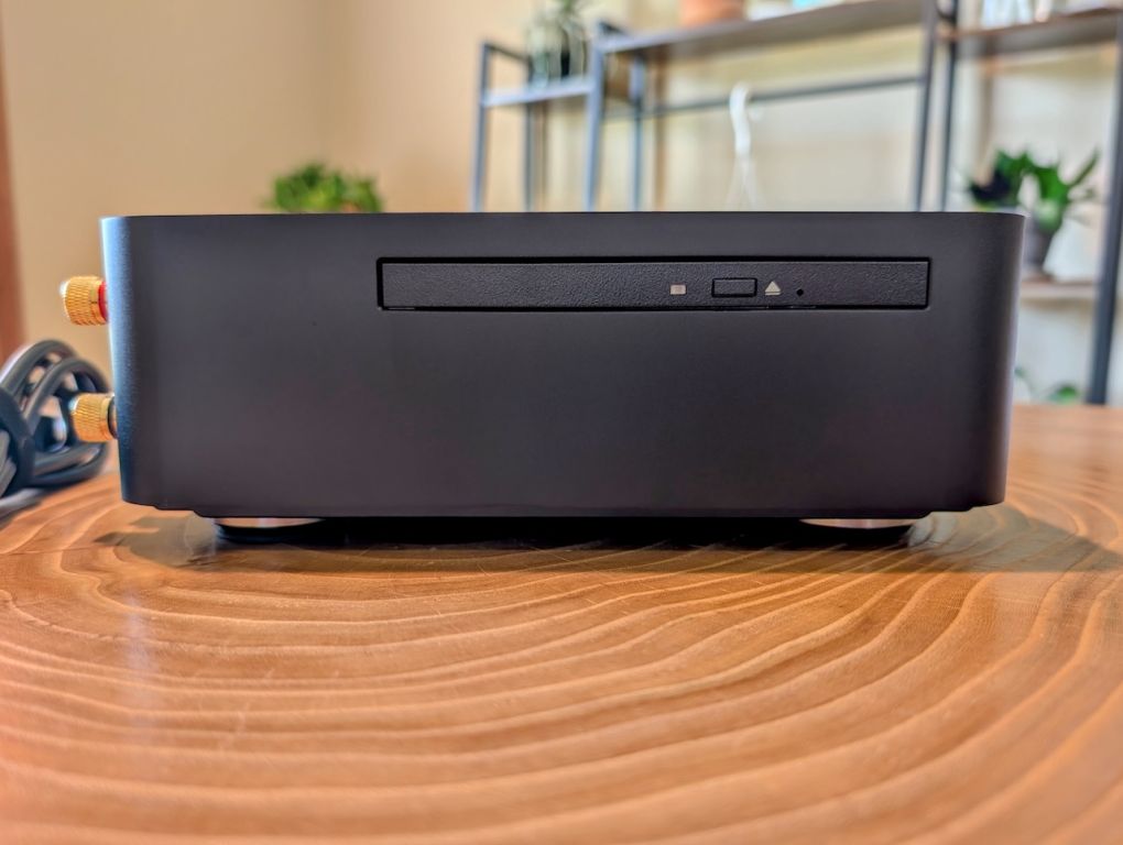 Side View of the Eversolo Play CD Edition. CD Tray is present.